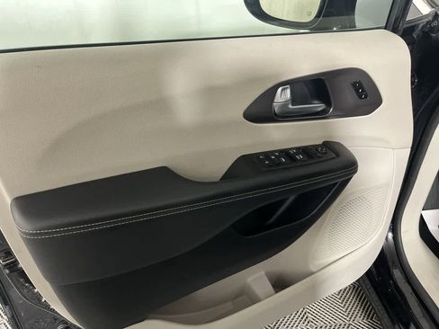 Used 2024 Chrysler Pacifica Touring-L image 13