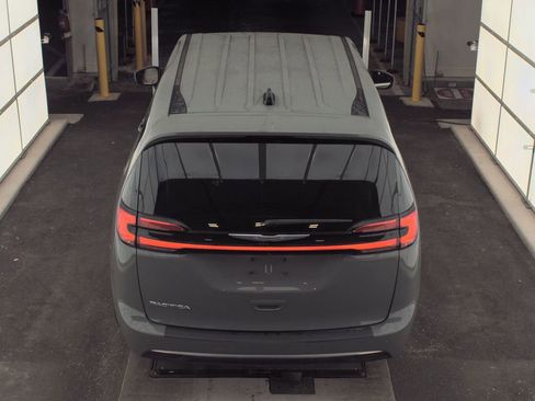 Used 2023 Chrysler Pacifica Touring-L FWD image 3