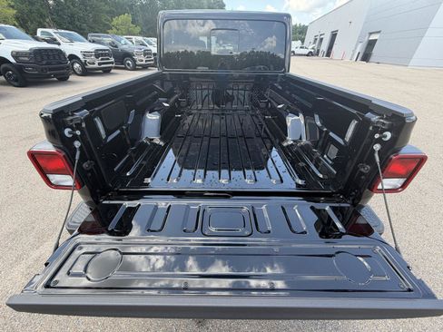 Used 2026 Jeep Gladiator Sport AWD/4WD image 19