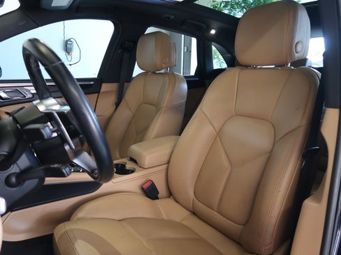 Used 2018 Porsche Macan AWD/4WD image 12