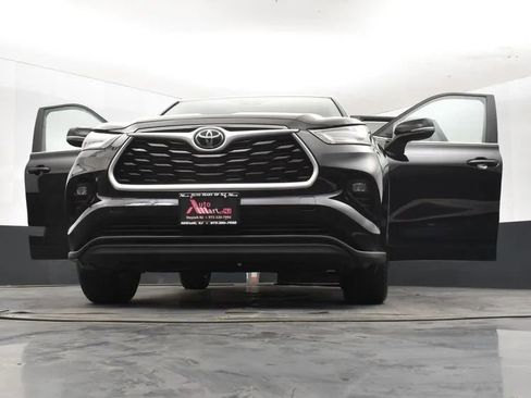Used 2025 Toyota Highlander LE FWD image 11