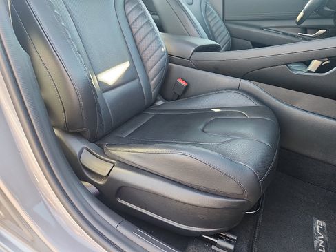 Certified 2025 Hyundai Elantra Limited FWD image 34