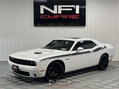 Used 2016 Dodge Challenger R/T RWD image 1