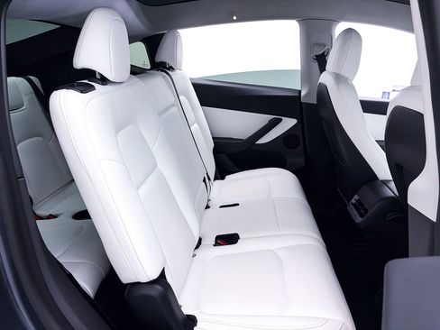 Used 2022 Tesla Model Y Long Range image 31