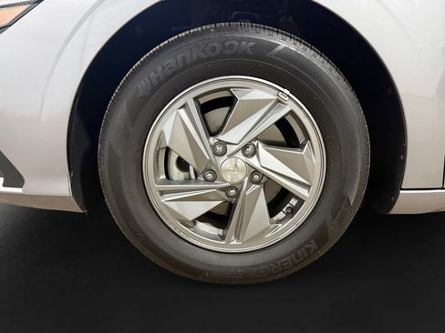 Certified 2025 Hyundai Elantra SE FWD image 12
