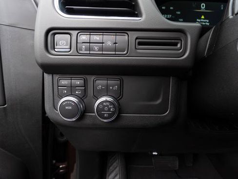 Used 2023 GMC Yukon SLT w/ SLT Luxury Package image 13