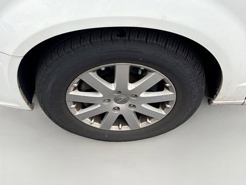 Used 2014 Chrysler Town & Country Touring FWD image 27