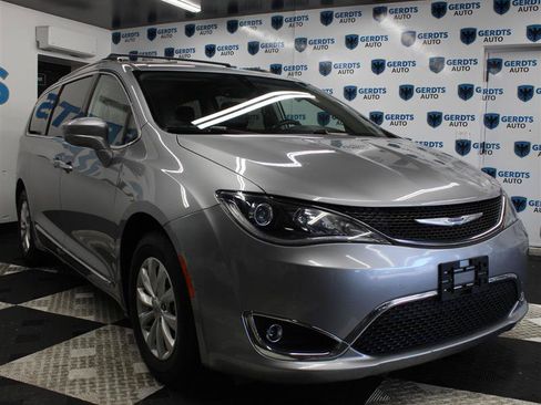 Used 2019 Chrysler Pacifica Touring-L FWD image 5