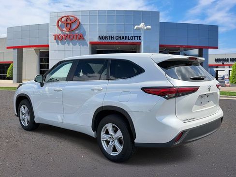 Used 2023 Toyota Highlander LE FWD image 5