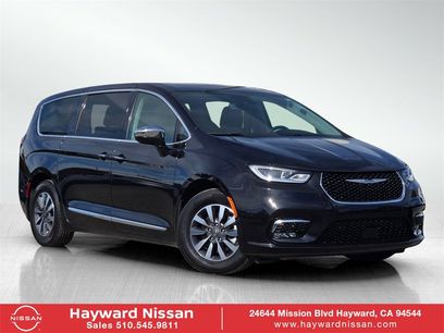 Used 2022 Chrysler Pacifica Limited w/ Uconnect Theater Family Group