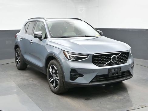 Used 2023 Volvo XC40 B5 Plus w/ Protection Package Premier AWD/4WD image 2