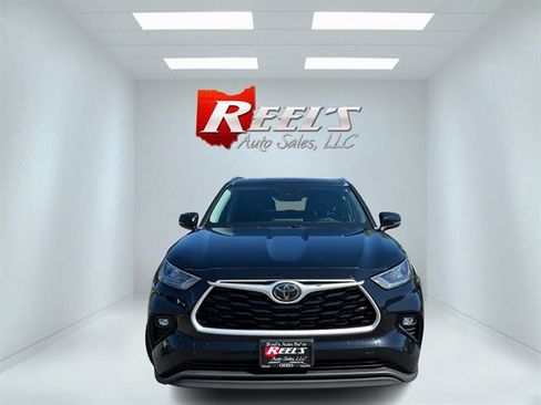 Used 2020 Toyota Highlander XLE AWD/4WD image 2