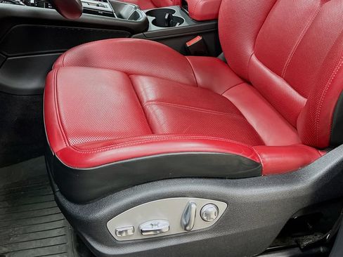 Certified 2023 Porsche Macan AWD/4WD image 21