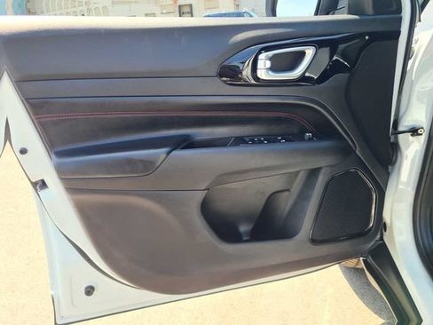 Used 2025 Jeep Compass Trailhawk AWD/4WD image 17