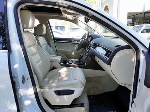 Used 2014 Volkswagen Touareg Executive AWD/4WD image 18