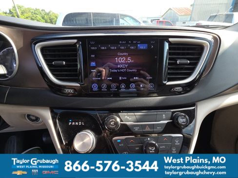 Used 2017 Chrysler Pacifica Touring-L w/ Tire & Wheel Group FWD image 10