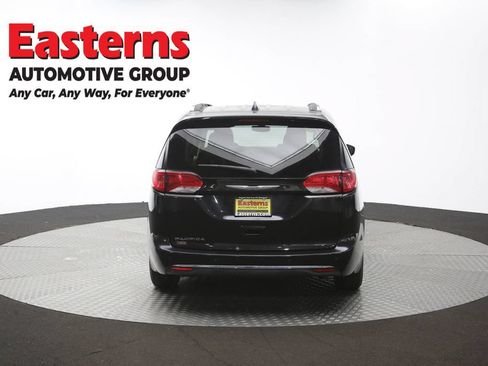 Used 2019 Chrysler Pacifica Touring-L FWD image 35