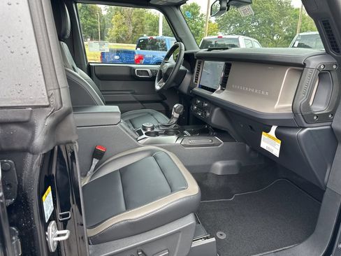 New 2025 Ford Bronco Outer Banks AWD/4WD image 16