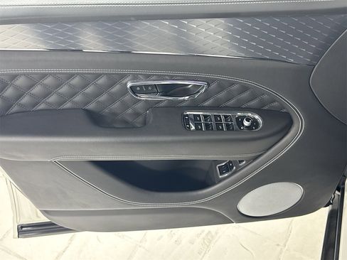 Used 2022 Bentley Bentayga image 17