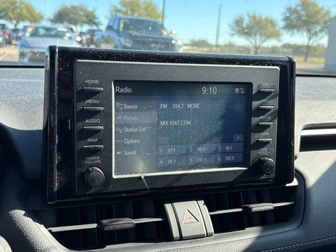 Used 2019 Toyota RAV4 LE image 9