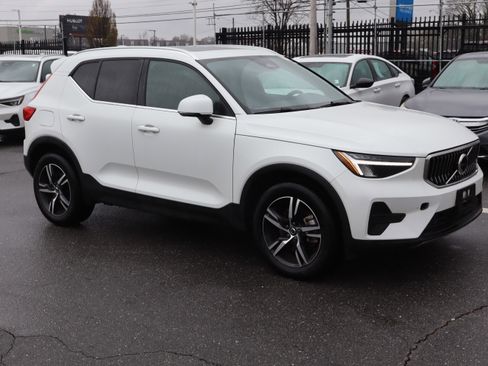 Used 2025 Volvo XC40 B5 Core image 2
