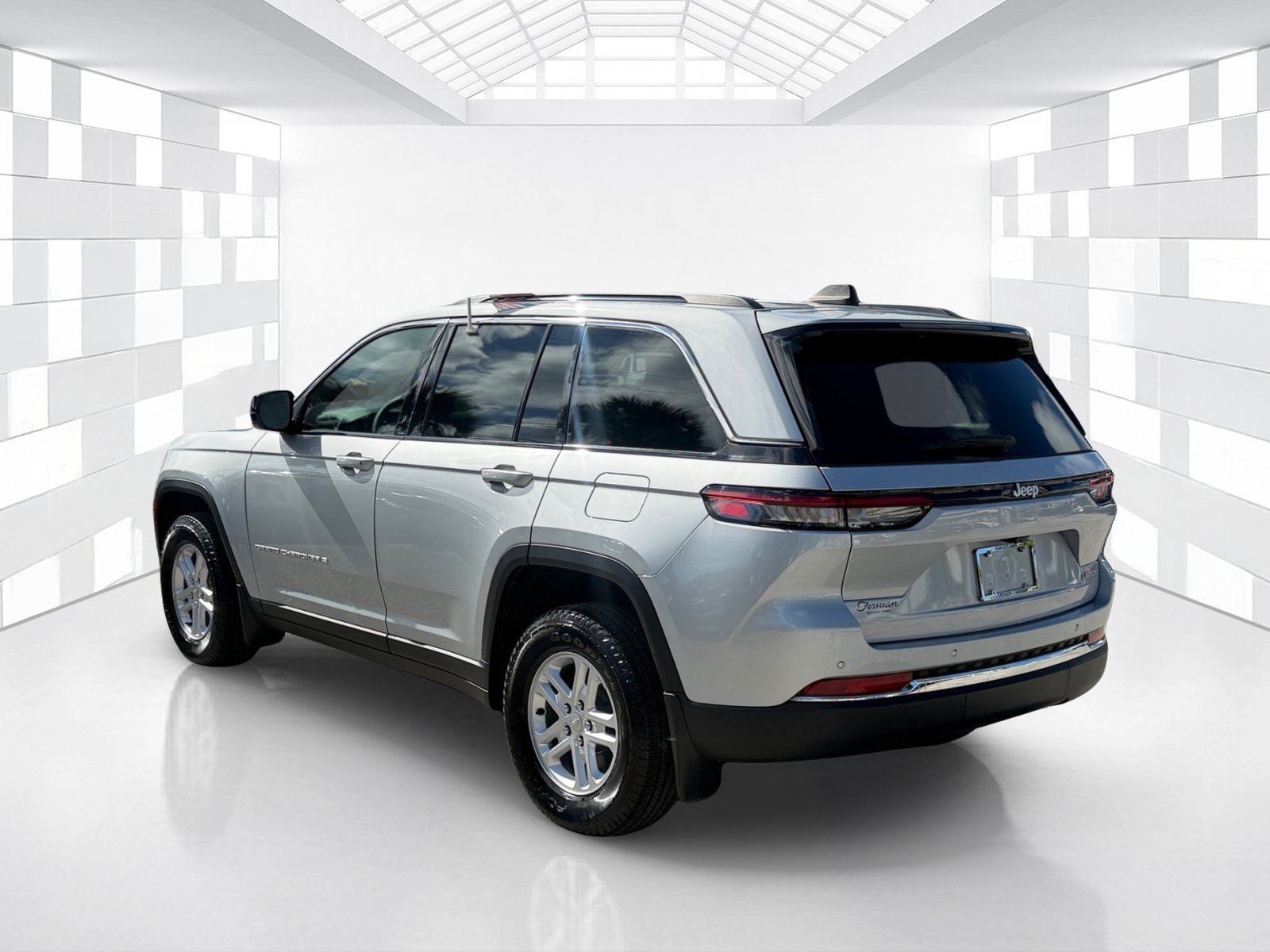 Used 2025 Jeep Grand Cherokee Laredo w/ MOPAR Finishing Package RWD image 5