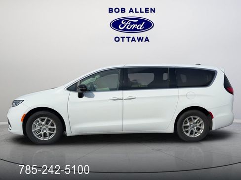 Used 2024 Chrysler Pacifica Touring-L image 3