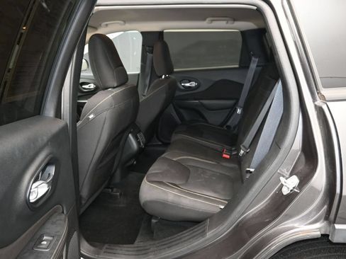 Used 2016 Jeep Cherokee Latitude FWD image 14