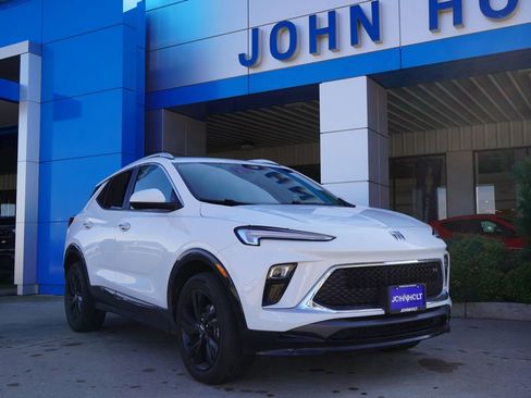 Used 2024 Buick Encore GX Sport Touring image 2