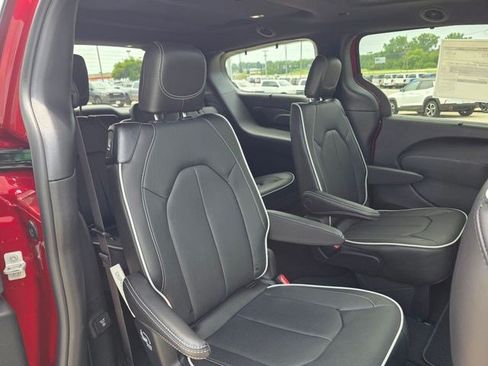 New 2027 Chrysler Pacifica Limited AWD/4WD image 15