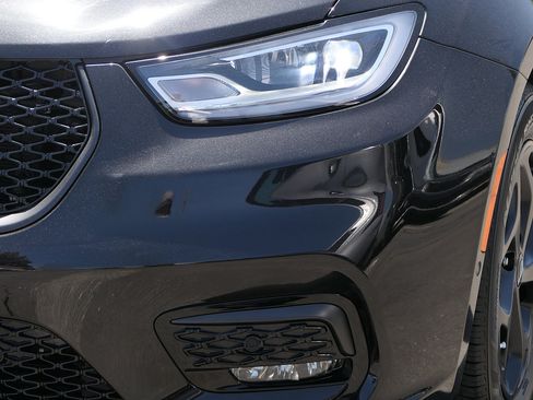 Used 2024 Chrysler Pacifica Premium FWD image 7