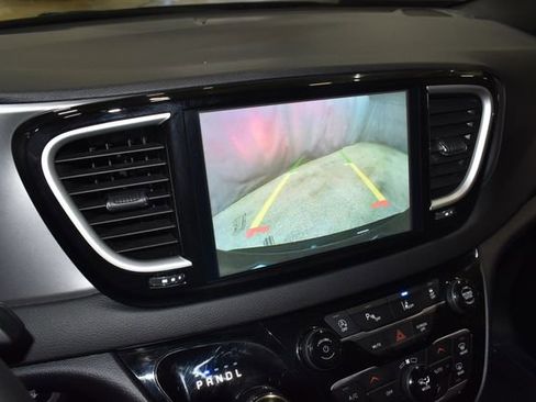 Certified 2025 Chrysler Pacifica Select image 15