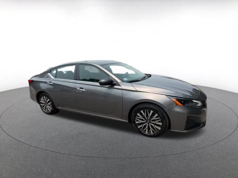 Used 2025 Nissan Altima 2.5 SV FWD image 2