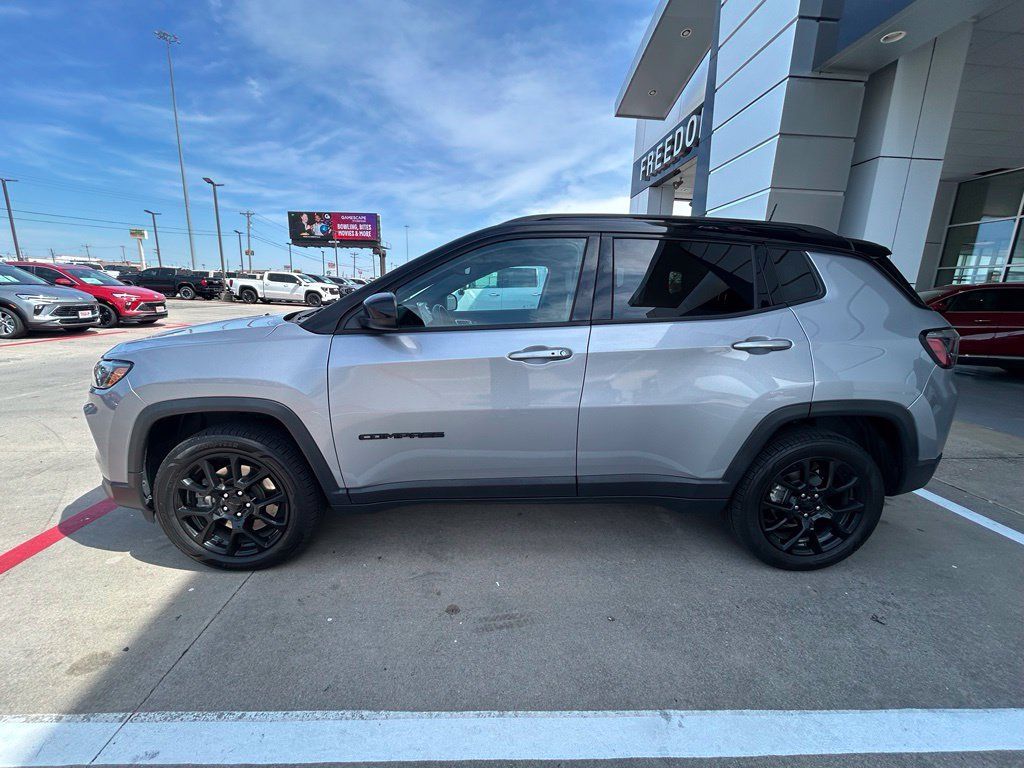 Used 2023 Jeep Compass Latitude AWD/4WD image 2