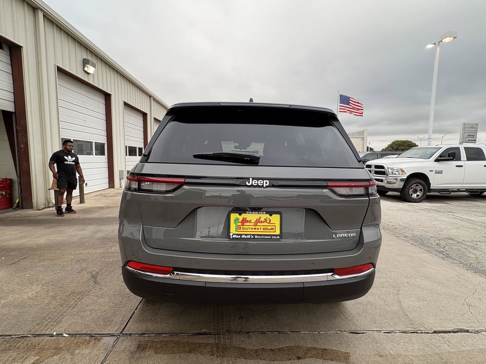 New 2027 Jeep Grand Cherokee Laredo X RWD image 4
