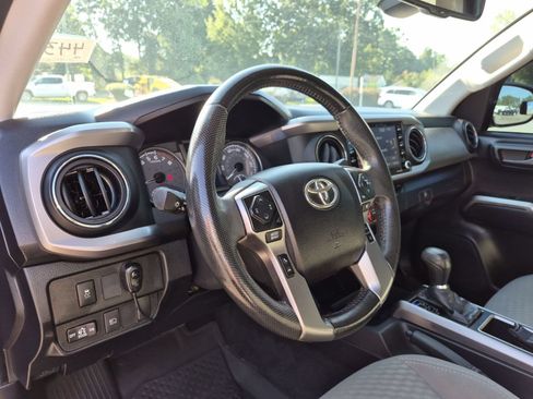 Used 2021 Toyota Tacoma SR5 AWD/4WD image 10