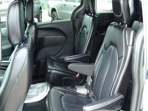 Certified 2025 Chrysler Pacifica Select image 12