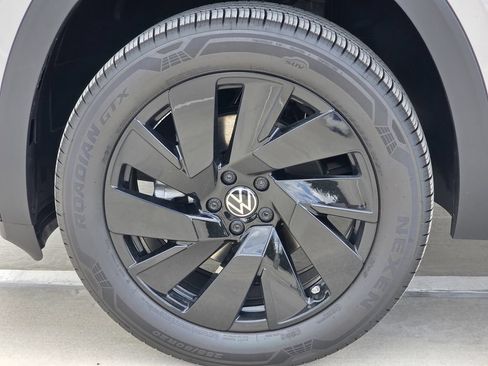 New 2026 Volkswagen Atlas SE FWD image 9