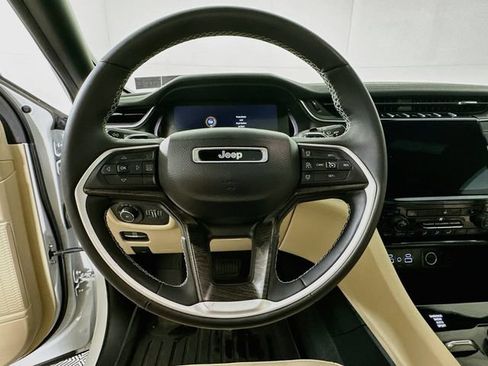 Used 2023 Jeep Grand Cherokee Limited w/ Black Appearance Package AWD/4WD image 14