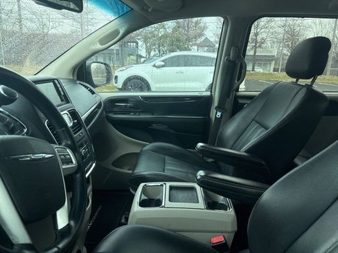 Used 2014 Chrysler Town & Country Touring image 2