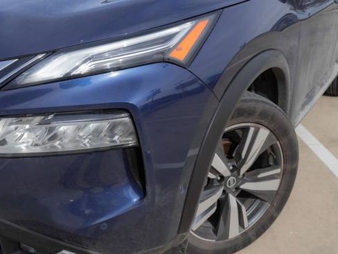 Used 2021 Nissan Rogue Platinum image 3