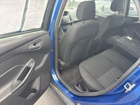 Used 2018 Ford Focus SE w/ Cold Weather Package FWD image 9