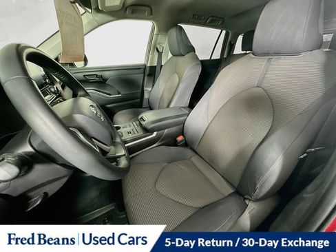 Used 2022 Toyota Highlander LE AWD/4WD image 25