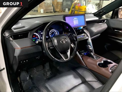 Used 2023 Toyota Venza XLE image 18