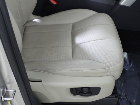 Used 2017 Land Rover Discovery HSE image 17