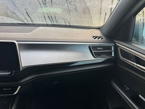 Used 2025 Volkswagen Atlas Cross Sport SE image 35