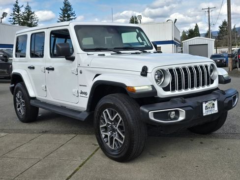 Used 2024 Jeep Wrangler Unlimited Sahara AWD/4WD image 3