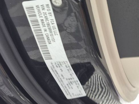 Used 2024 Chrysler Pacifica Touring-L FWD image 36