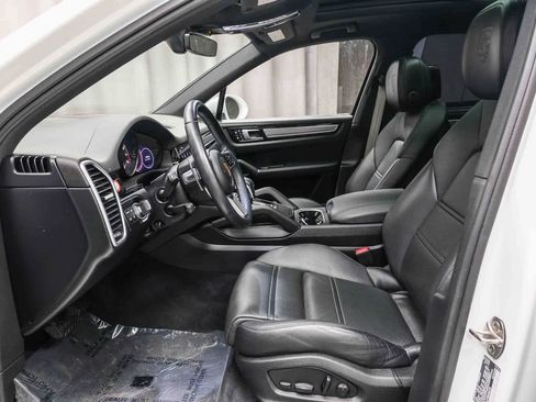 Used 2022 Porsche Cayenne Platinum Edition image 18