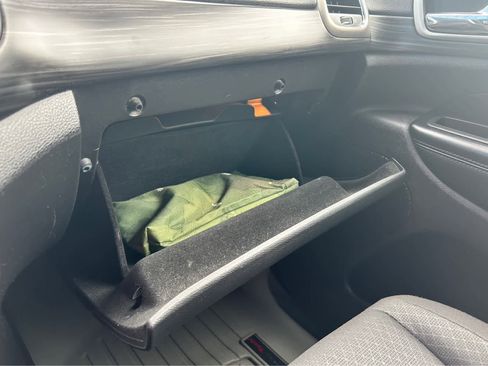 Used 2021 Jeep Grand Cherokee Laredo image 25